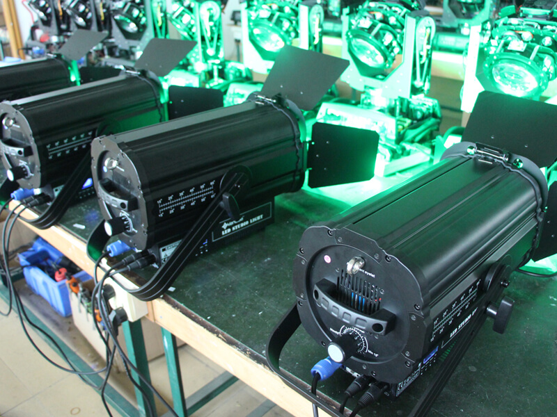 200 W buntes RGBW 4-in-1-LED-TV-Studio-Fresnel-Licht
