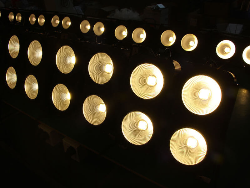 4 Köpfe COB-LED-Publikum-Blinder-Licht