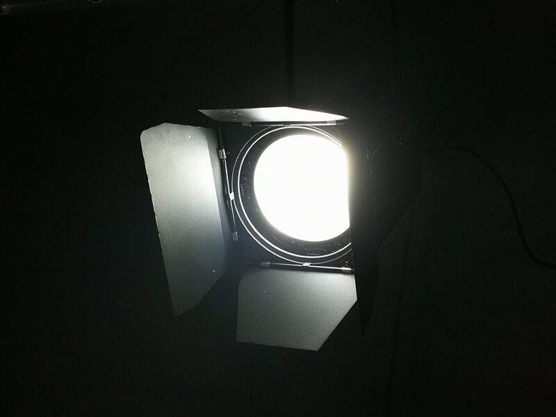 Guangzhou Noiseless 200W RGBW 4in1 Led Fresnel Spot Cob DMX Video Studio Light Zoom Dimmer Spotlight
